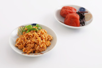 おいしそうな納豆と梅干し 