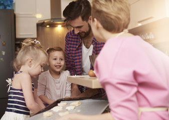 Family baking of cookies
