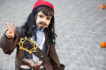 Bambino mascherato da pirata che fa il segno della vittoria © makis7