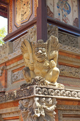 Fototapeta na wymiar Sculpture in the temple guard