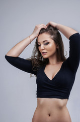 Fototapeta premium młoda zmęczona kobieta w bólu stres ból głowy, trzymając ręce za głowę, portret kobiety na białym tle migreny
