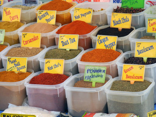 Gewürze auf einem Markt