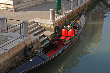 Fototapeta na wymiar Typische venezianische Gondel in einem Kanal in Venedig, Italien