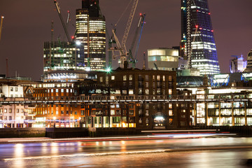 Obraz premium London nights from the piers with Canary Wharf view