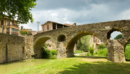 Obraz premium old stone bridge over river in Vic
