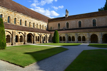 Fototapeta na wymiar Kreuzgang und Garten, Kloster Fontenay / Burgund, Frankreich