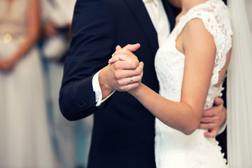 Obraz na płótnie Canvas groom holds the bride's hand