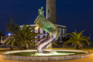 Brunnen mit Bronzeskulptur am Leuchtturm von Maspalomas auf Gran Canaria bei Nacht