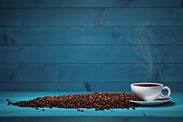 Kaffeetasse Kaffee trinken mit Kaffeebohnen auf Holz Tisch Hintergrund