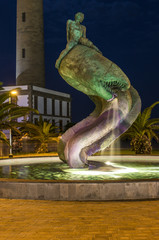 Brunnen mit Bronzeskulptur am Leuchtturm von Maspalomas auf Gran Canaria unterm Nachthimmel