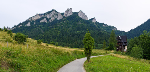 "Trzy Korony" peaks in Pieniny mountains, Poland © CCat82