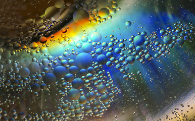 Öl in Wasser bunt beleuchtet