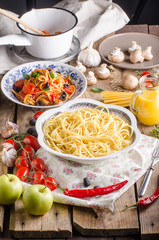 Pasta with olives, tomatoes and basil