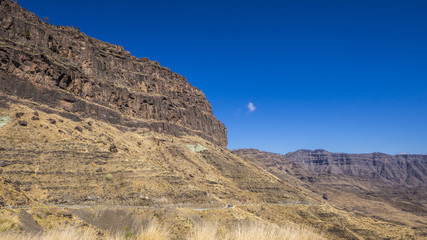 Bergstraße entlang steiler Bergmassive auf Gran Canaria