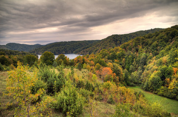 Fototapeta premium Cloudy autumn day in Plitvice national park, an UNESCO world heritage site, in Croatia. HDR