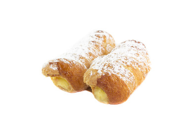 Due cannoli isolati su sfondo bianco