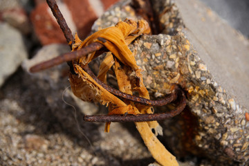 Hierros retorcidos y oxidados saliendo del hormigón