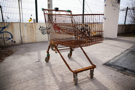 Carro de la compra abandonado y oxidado