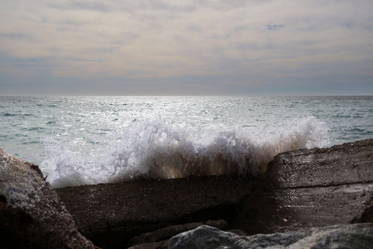 Ola Mar Rompiendo Contra Las Rocas