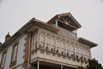 Fototapeta na wymiar balconada típica de madera