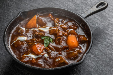スキレットとビーフシチュー　 Iron pan beef stew