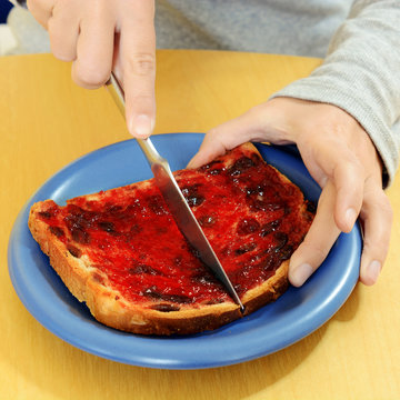 Brot mit Marmelade zu Fr&uuml;hst&uuml;ck, Brunch, Brotzeit oder als Abendbrot