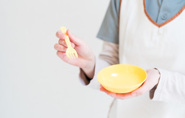 食事介助するヘルパー