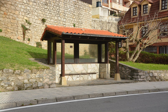 parada de autob&uacute;s de madera