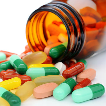 Medizinglas voller Pillen, Tabletten und Kapseln als Medizin oder Medikament