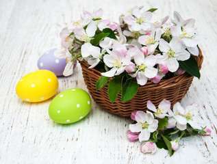 Obraz na płótnie Canvas Basket with blossom and easter eggs