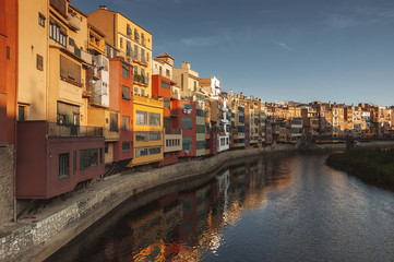 Naklejka na ściany i meble El río Onyar a su paso por Gerna (Cataluña - España)