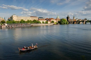 Un bateau sur la Vltava