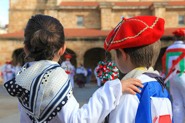 folklore tradicional gente pareja de niños país vasco 8035-f16