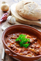 feuriger Gulasch topf