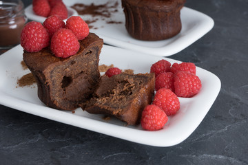 Pasteles de chocolate con arandanos