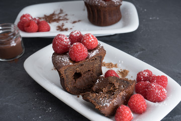 Pasteles de chocolate con frambuesas