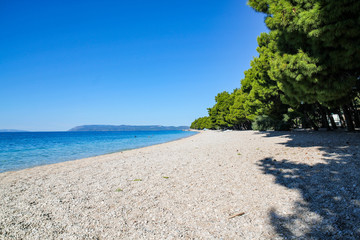 kiesstrand bei tucepi, dalmatien, kroatien 