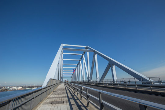 トラス橋の東京ゲートブリッジ