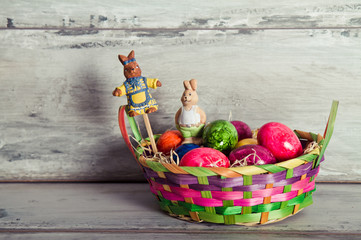 uova pasquali nella cesta colorata