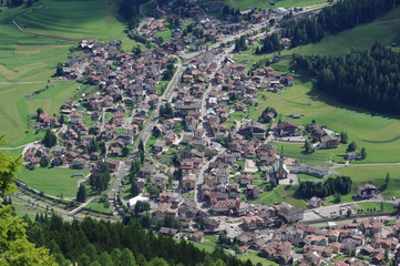 Włoskie miasteczko w alpejskiej dolinie 
