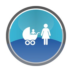 Mère avec un enfant en poussette dans un bouton