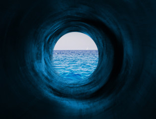 Fototapety  Hypnotic tunnel to the sea