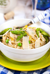 Pasta with asparagus and green peas