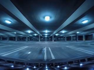 Obraz premium Parking w garażu w nocy