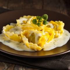 Tortelloni mit Käsesauce - tortellonis with cheese sauce