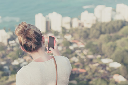 スマートフォンで写真を撮影する女性