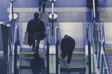 エスカレーターを使う人々の光景