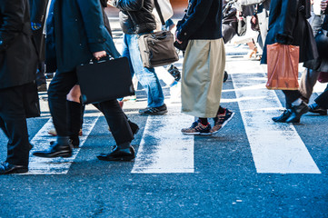 横断歩道を渡る人々の足,雑踏,横から撮影