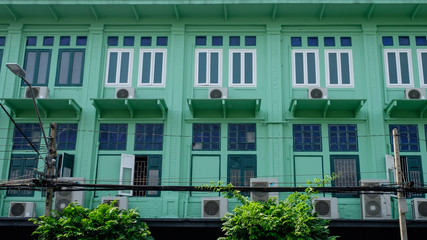 Fototapeta na wymiar old row house near street town in Bangkok