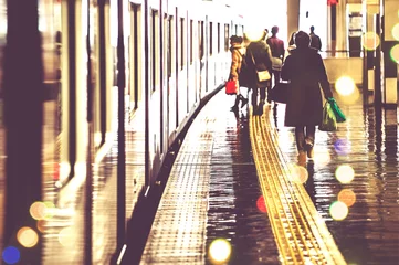 Photo sur Plexiglas Gare Personnes marchant sur le quai de la gare, vue